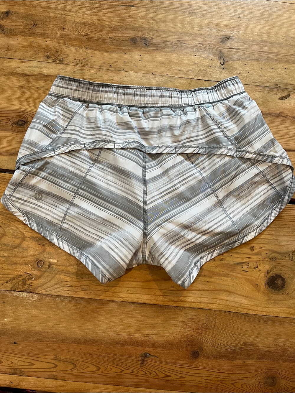 LULULEMON 4 Gray Stripe Run Speed Shorts Drawstring Inner Pocket Venting Liner